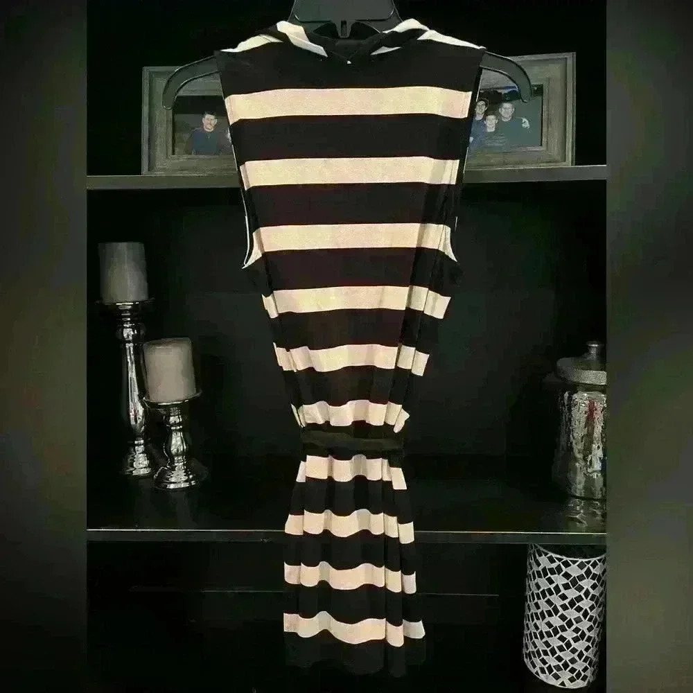 White House Black Market Sleeveless Shirt Ladies Size Small Super Cute Trending